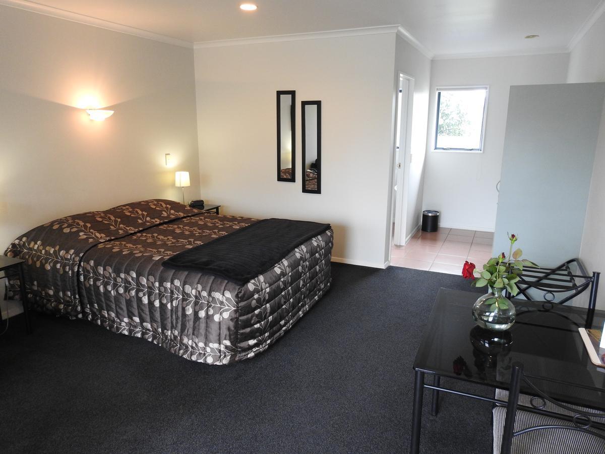 Tudor Lodge Motel Hawera Kültér fotó