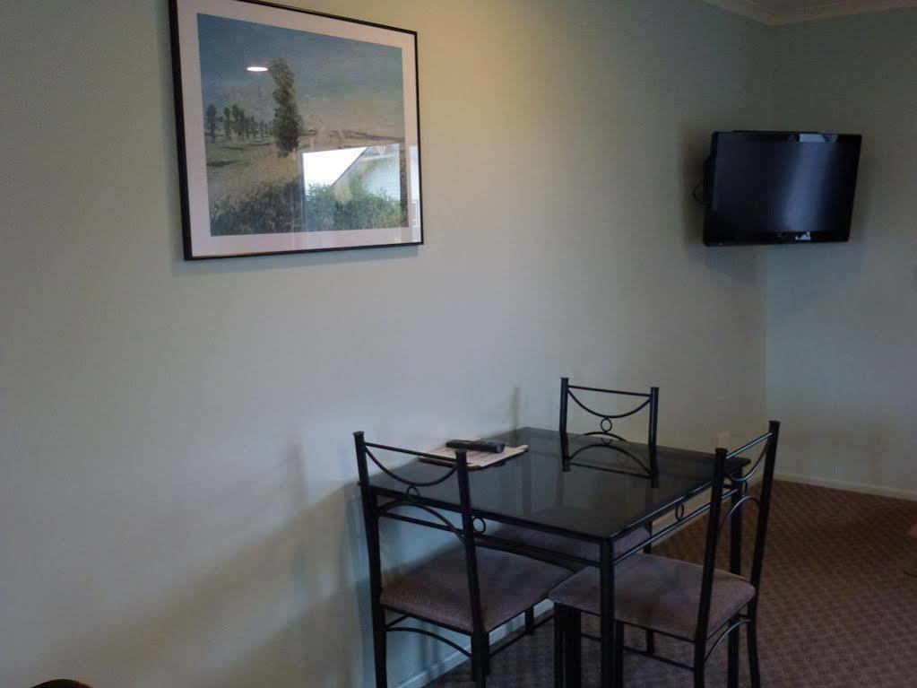Tudor Lodge Motel Hawera Kültér fotó