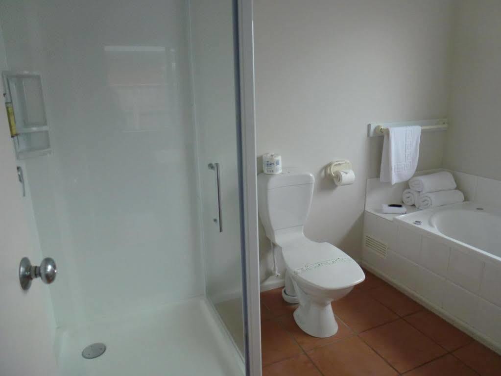 Tudor Lodge Motel Hawera Kültér fotó