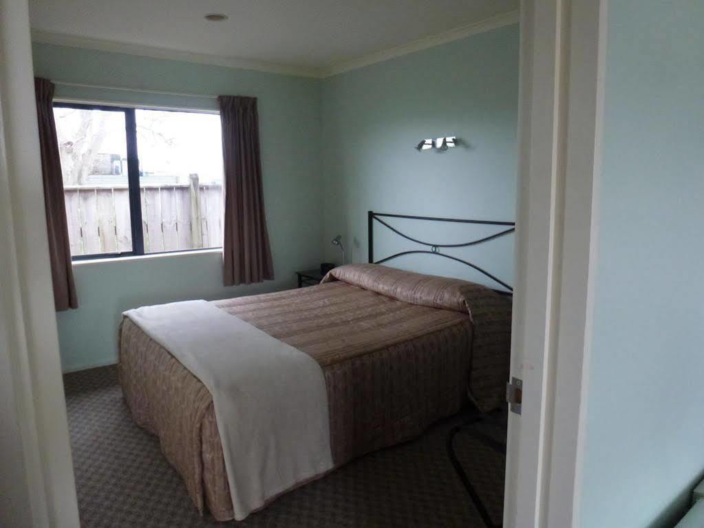 Tudor Lodge Motel Hawera Kültér fotó