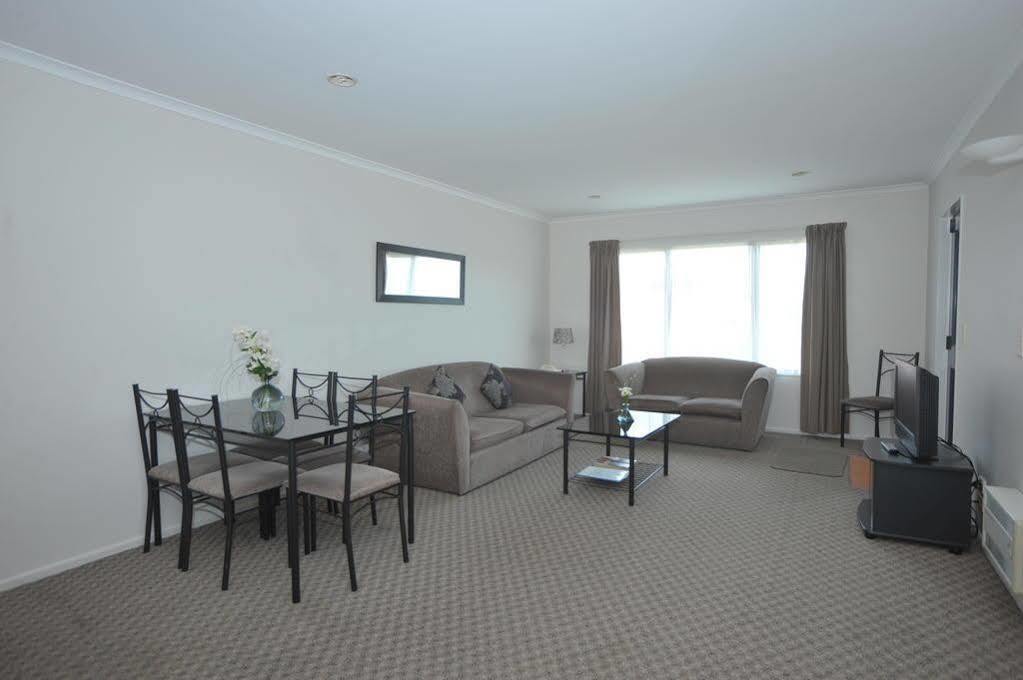 Tudor Lodge Motel Hawera Kültér fotó