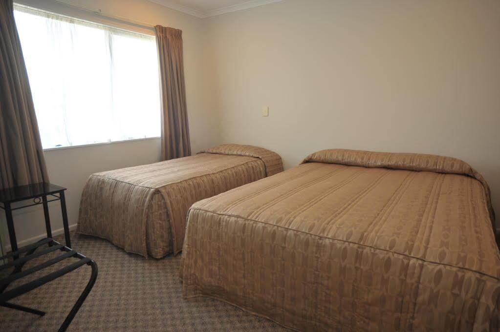 Tudor Lodge Motel Hawera Kültér fotó