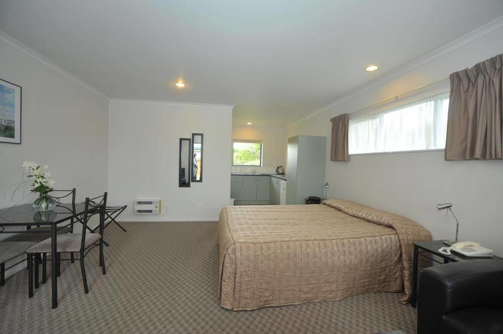 Tudor Lodge Motel Hawera Kültér fotó